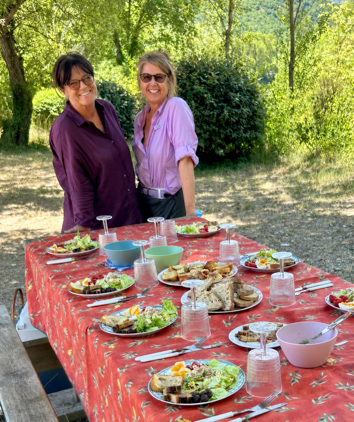 Caren und Heike lachen gemeinsam in der Provence