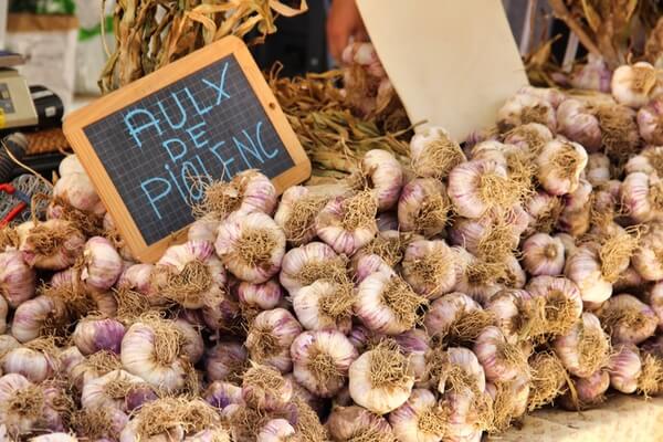 Knoblauch auf einem Markt in der Provence